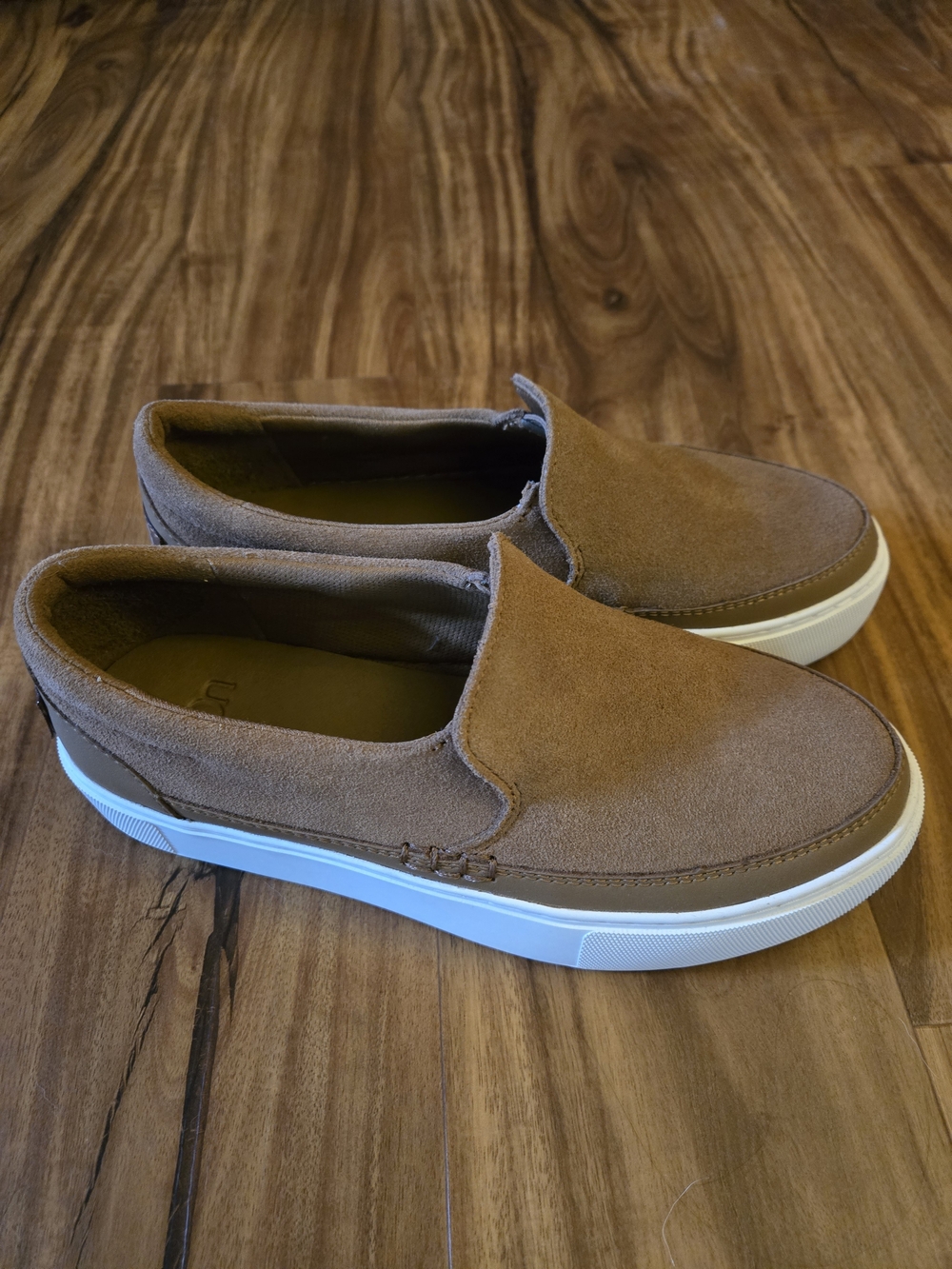 Womans UGG Cahlvan Slip On Sneakers